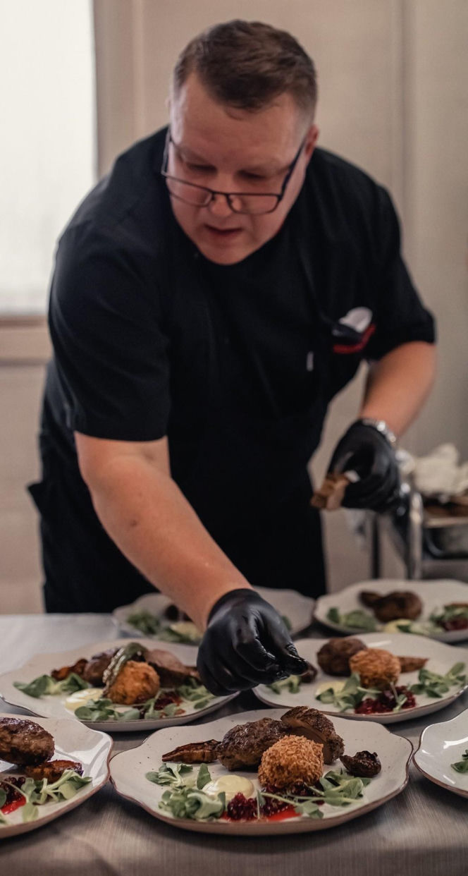 Polska rodzina serwowała obiad królowi Szwecji na polskiej zastawie i ręcznie wyszytych obrusach z Polski!