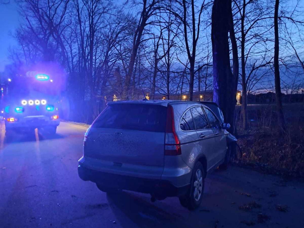 Wierzchosławice. Pijany jak bela 40-latek huknął w drzewo. Przejechał tylko kilkadziesiąt metrów