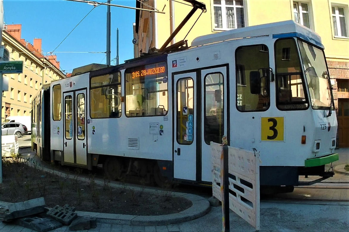 Dlaczego tramwaje jeżdżą tyłem? Niecodzienne manewry na szczecińskim Niebuszewie