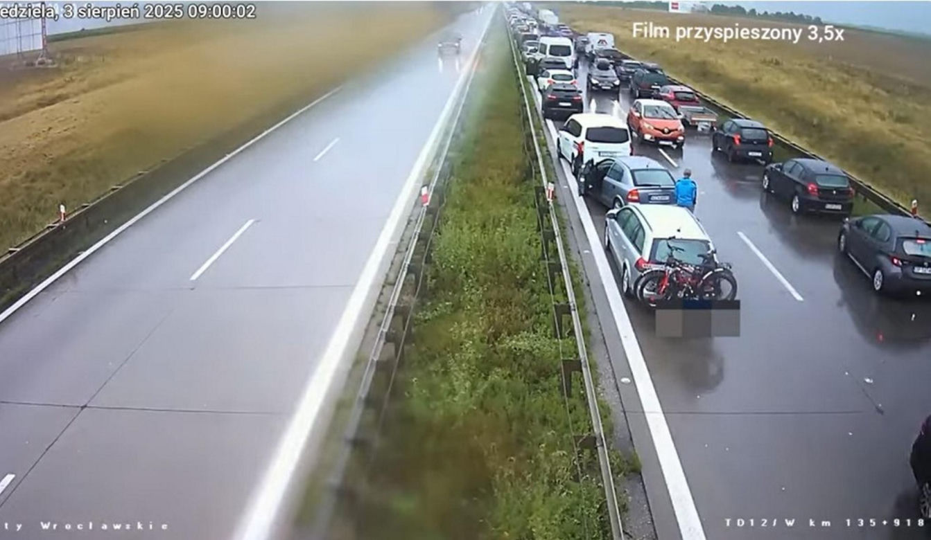 Jechali na A4 pod prąd "korytarzem życia". Namierzyła ich policja.