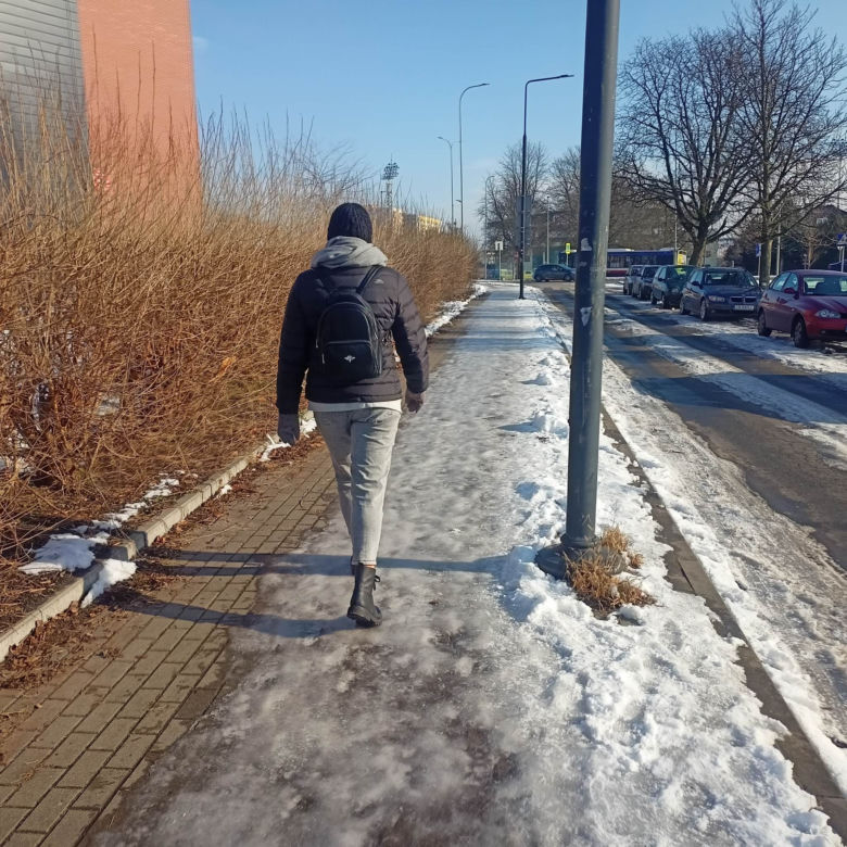 Bydgoskie chodniki jak lodowisko! Mieszkańcy są załamani. "Przecież na tym można się zabić!" [ZDJĘCIA]