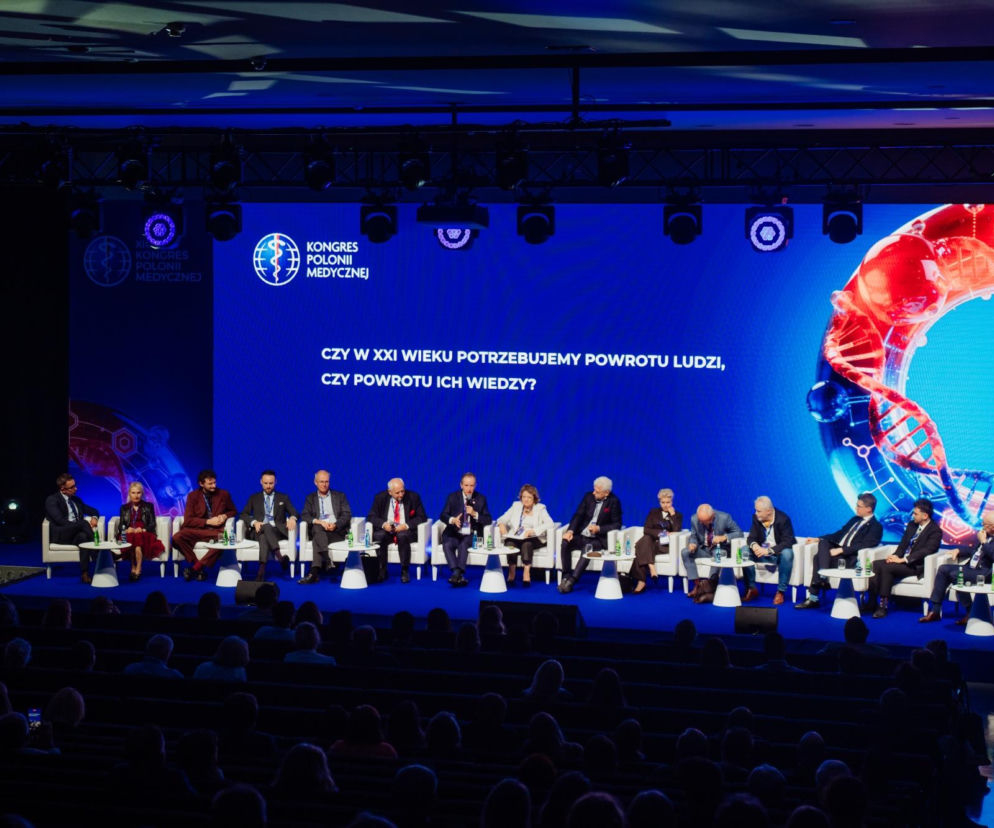 Paneliści Kongresu Polonii Medycznej siedzą na scenie na tle ekranu z napisem o przyszłości medycyny. O wydarzeniu w SE.