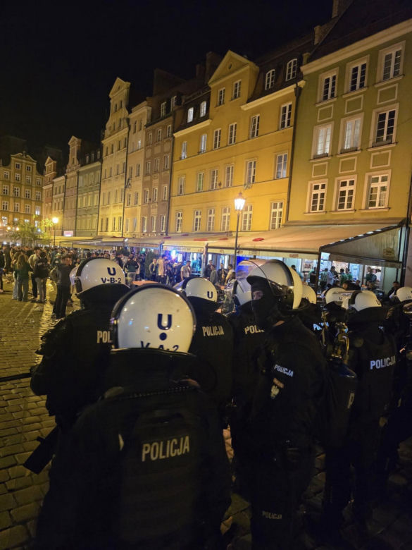 Wrocław. Burdy kibiców na Starym Rynku. Interweniowała policja [ZDJĘCIA].