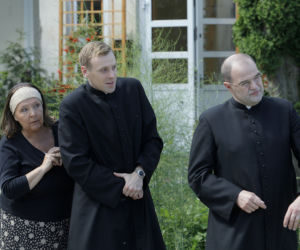Ranczo 8 sezon. Ksiądz (Cezary Żak), Michałowa (Marta Lipińska), wikary Maciej (Mateusz Rusin)