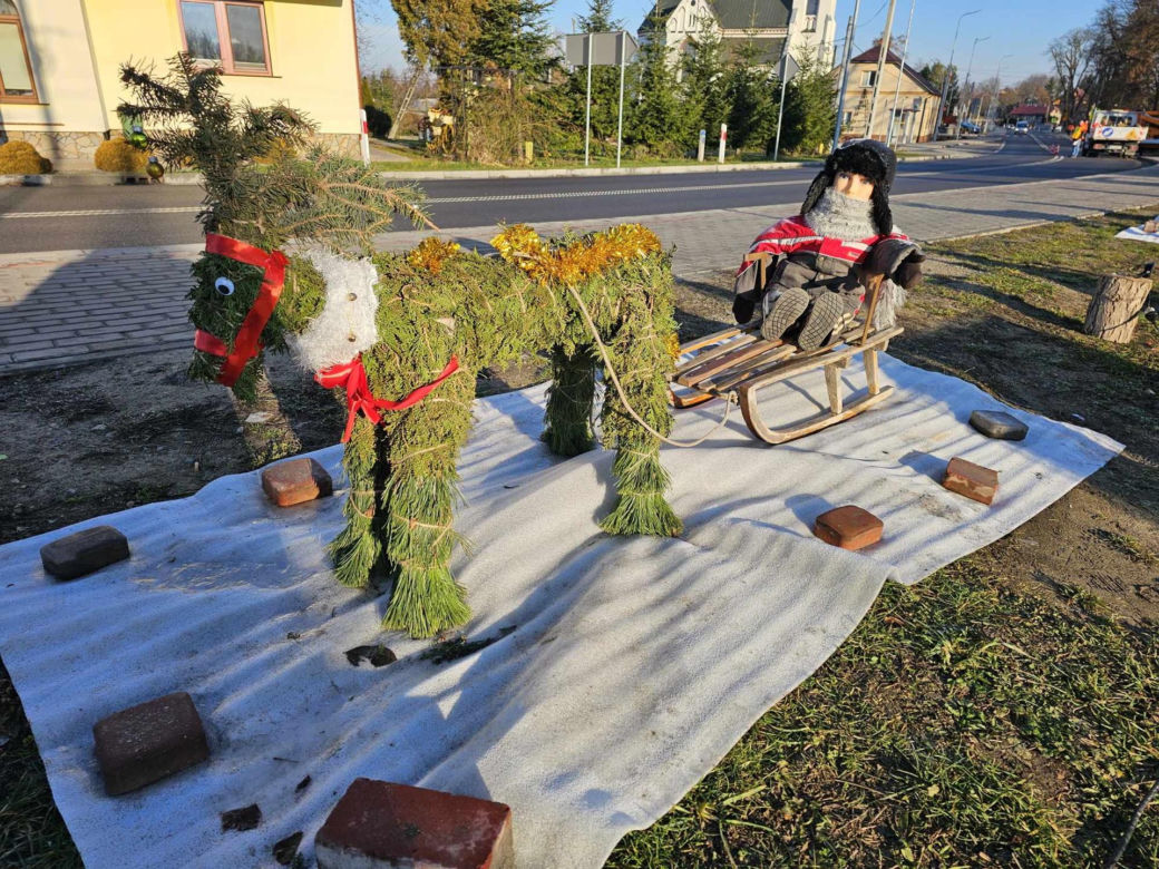 Mieszkańcy sami wykonują świąteczne ozdoby.