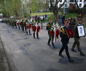 Ostatnia droga Łukasza Litewki. Setki wieńców i żołnierska asysta