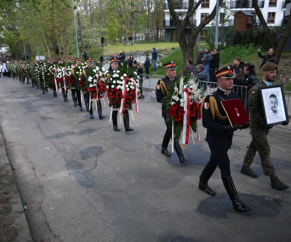 Ostatnia droga Łukasza Litewki. Setki wieńców i żołnierska asysta