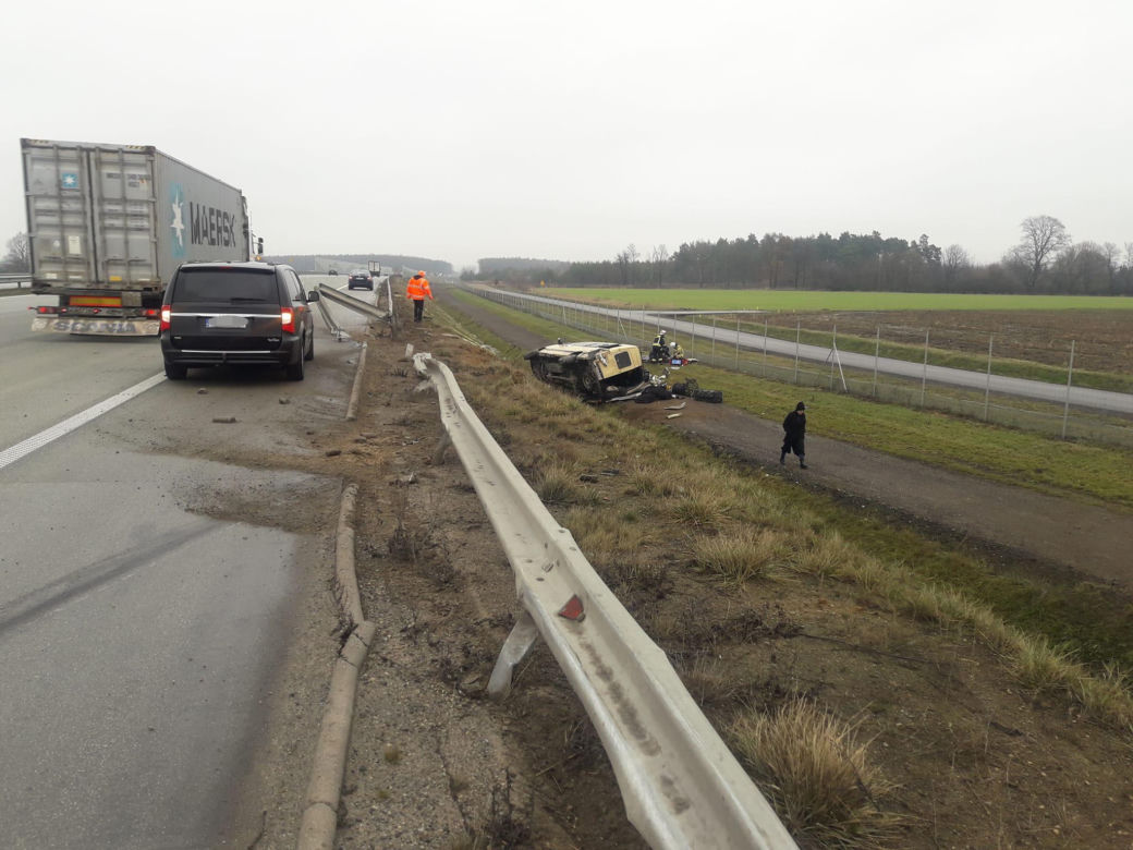 Żołnierz reanimowany po wypadku na A1 pod Piotrkowem. W jego busie pękła opona