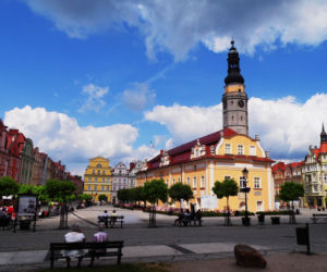 To jedno z najstarszych miast w województwie łódzkim. Zachwyca nietuzinkowym rynkiem