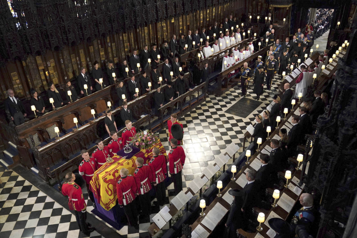 Trumna z ciałem Królowej przybyła do Westminsteru