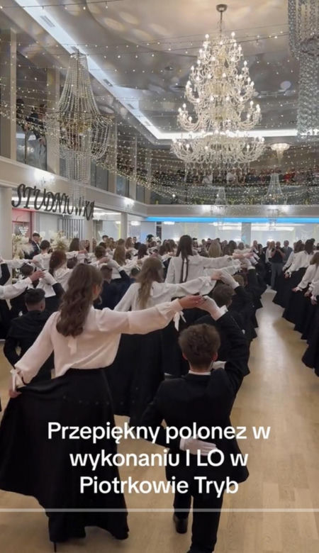 To nagranie ze studniówki zachwyca! Polonez  jak z innych czasów.  Białe bluzki, czarne spódnice