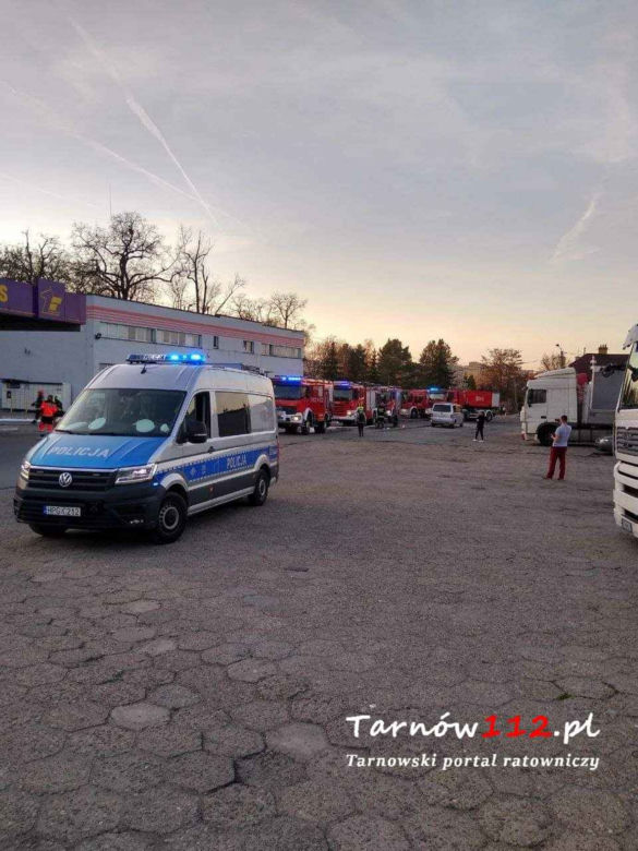 Tarnów. Ogromny pożar na stacji paliw. 47-latek z bmw staranował dystrybutory [ZDJĘCIA]