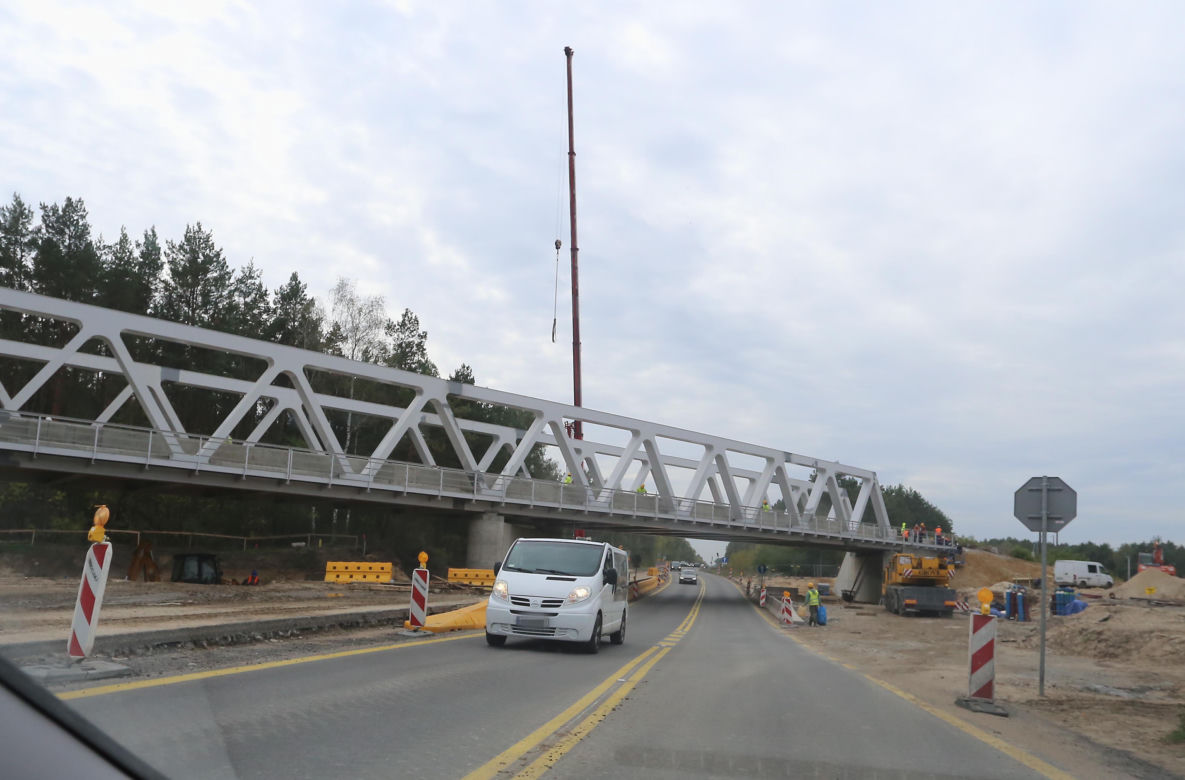 Pociągi znów jeżdżą do Nieporętu i Radzymina. Nowy wiadukt w Wieliszewie gotowy 