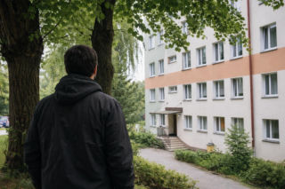 Niepoczytalność sposobem na wolność? Dręczył sąsiadów, chodził nago, zaczepiał dzieci. Służby bezradne