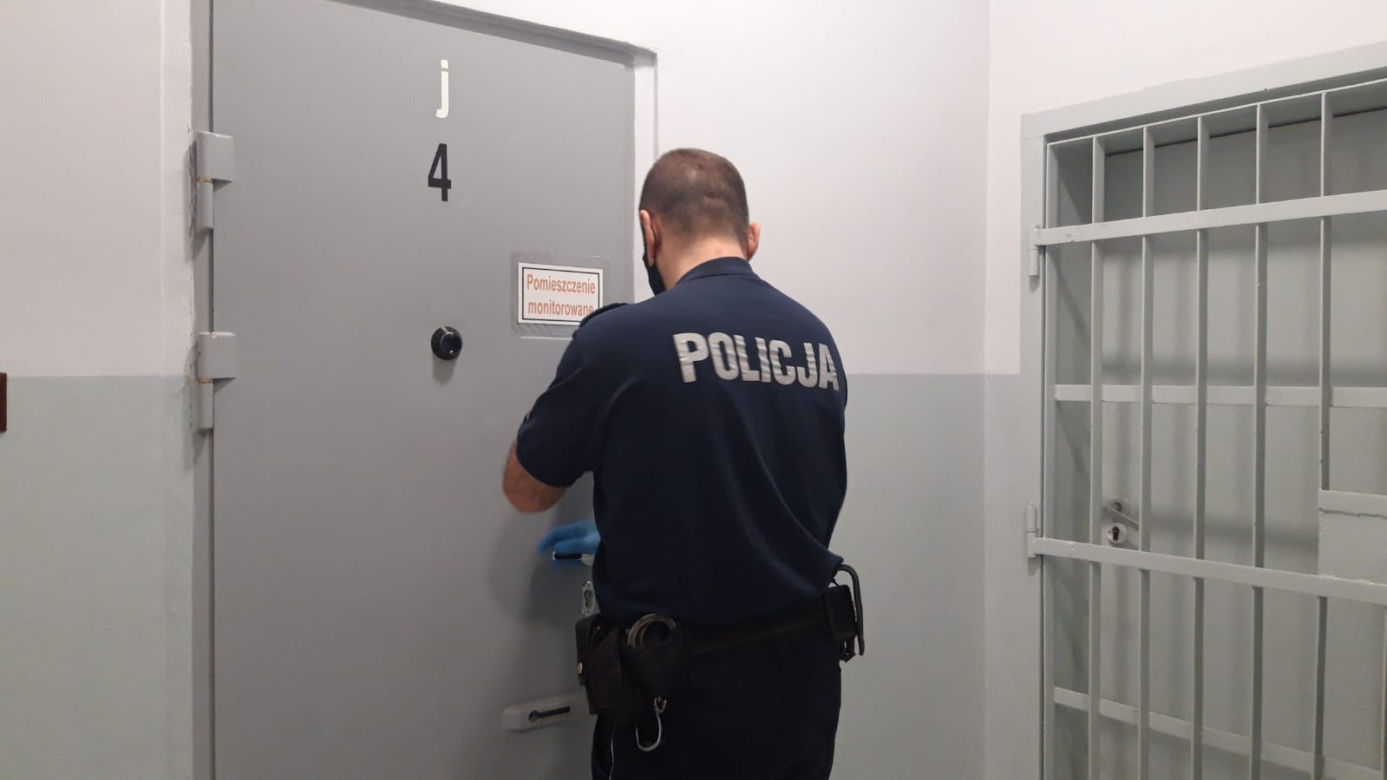 Znów okradli market w Rawiczu. Jeden ze złodziei groził ochroniarzowi pistoletem