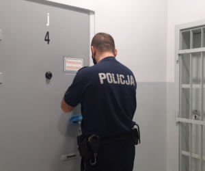 Znów okradli market w Rawiczu. Jeden ze złodziei groził ochroniarzowi pistoletem