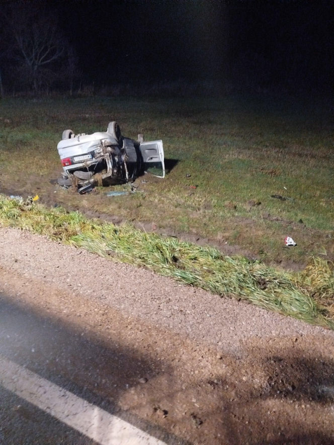 Pijany 32-latek z Siedlec dachował w Chotyczach. Policja znalazła przy nim narkotyki