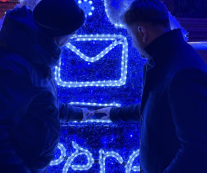 Biedroń i Śmiszek szukają prezentów pod choinkę,