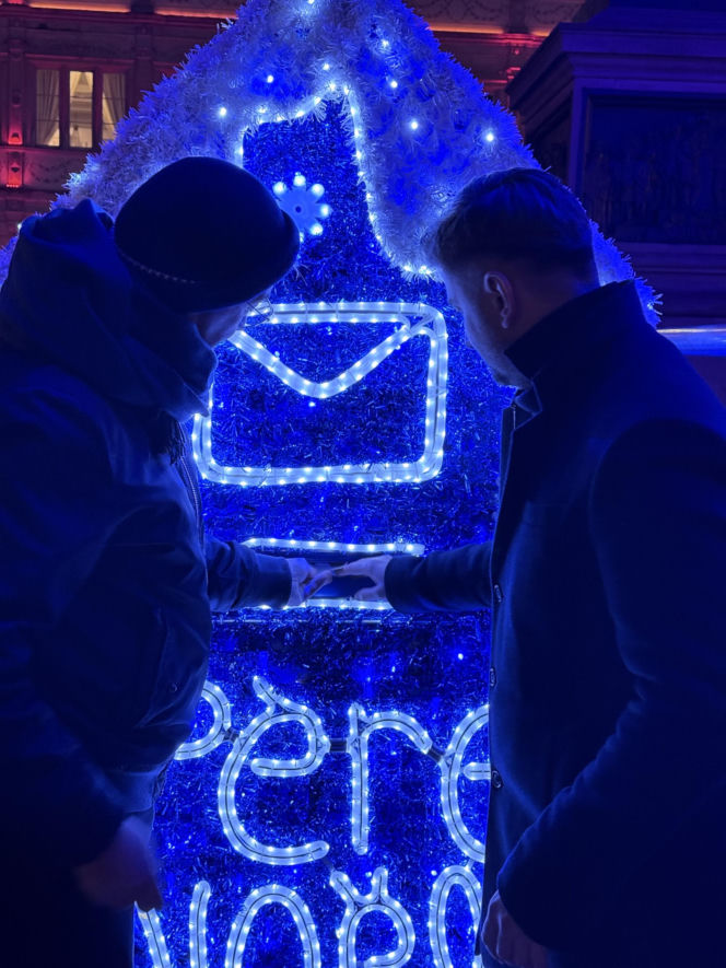 Biedroń i Śmiszek szukają prezentów pod choinkę,