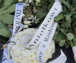 Morze białych kwiatów na grobie maleńkiej Hani