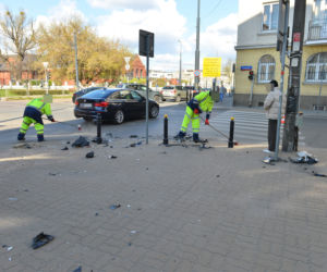 Kraksa na Filtrowej. Dwa auta zdemolowały stację Veturilo