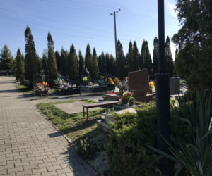 Ten cmentarz na Śląsku jest otwarty. Mieszkańcy odwiedzają groby bliskich