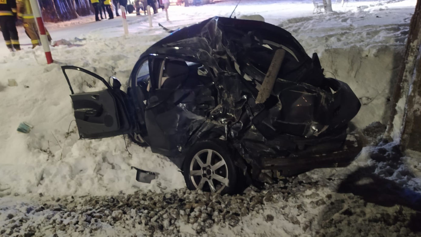 Koszmarny wypadek na przejeździe pod Przysuchą. 25-latka i jej matka nie żyją. Policja szuka świadków! [ZDJĘCIA]