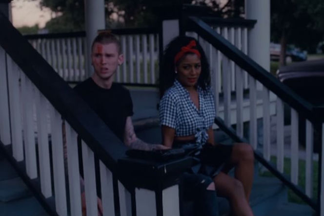 Kadr z teledysku do A Little More od MGK