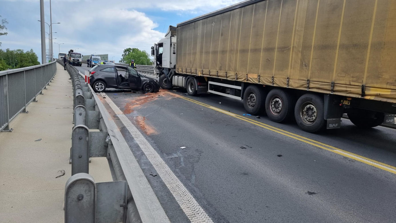 Potworna czołówka z ciężarówką na Żołnierskiej. Kierowca w stanie krytycznym