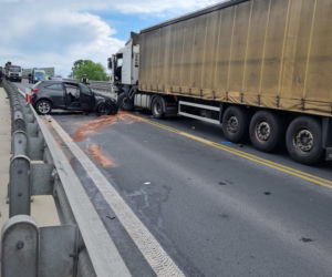 Potworna czołówka z ciężarówką na Żołnierskiej. Kierowca w stanie krytycznym
