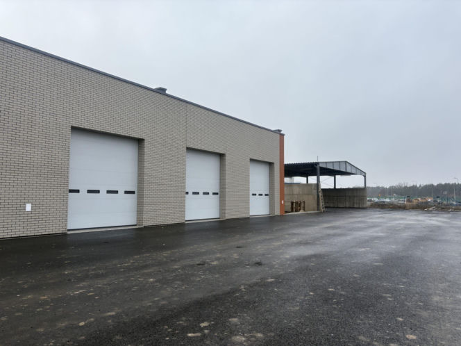 Na autostradzie A2 na wschód od Warszawy prace idą pełną parą, zarówno w dzień, jak i po zmroku