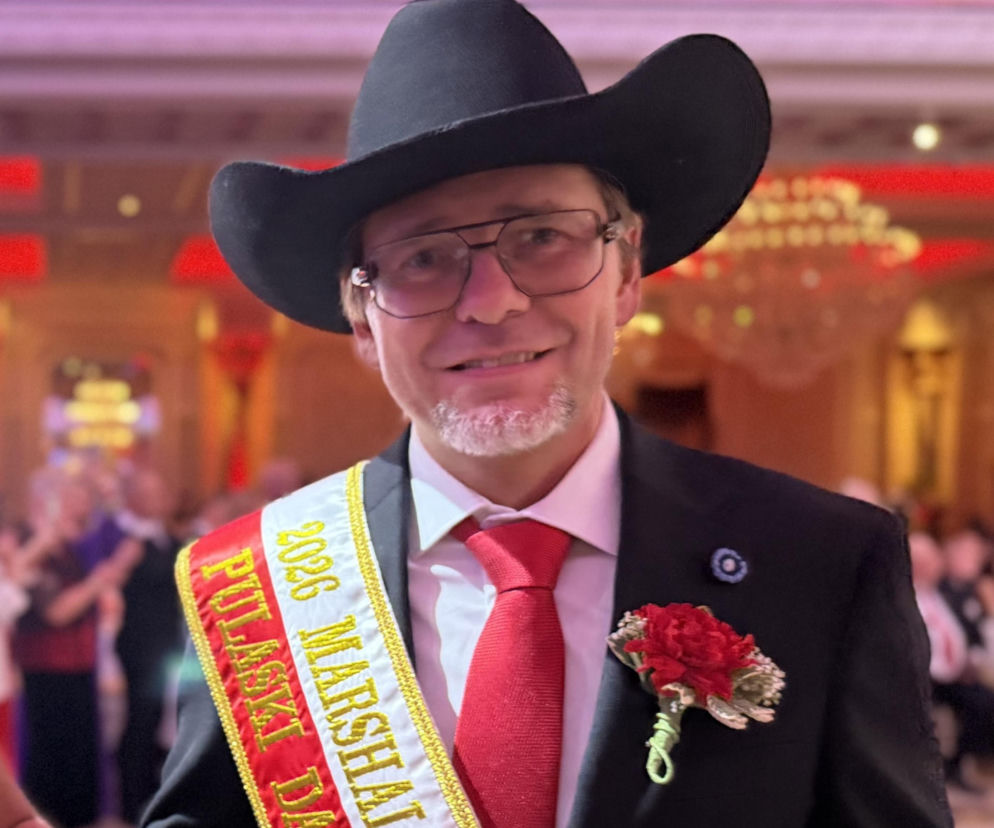 Zbigniew Zborowski w kowbojskim kapeluszu i szarfie marszałka. O Paradzie Pułaskiego przeczytasz na SE USA.