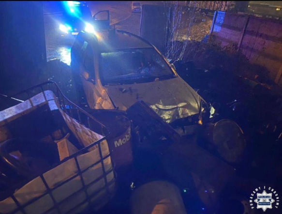 Spektakularny pościg w Kielcach. Pijany, poszukiwany, z dożywotnim zakazem jazdy, ucieczkę zakończył na ogrodzeniu