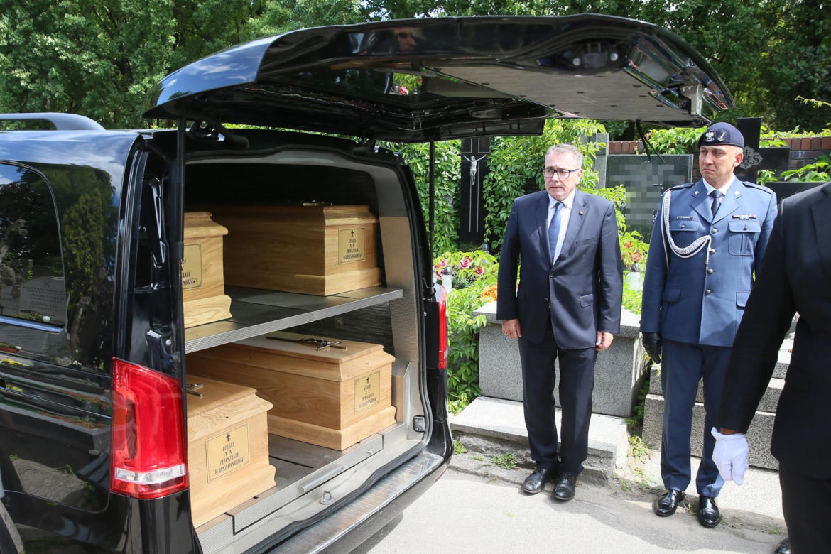 Dziewięć trumien przed ołtarzem. Przejmujący pogrzeb, łzy same płyną do oczu