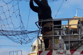 Nowe iluminacje 3D w Lesznie. Ruszył montaż świątecznych ozdób