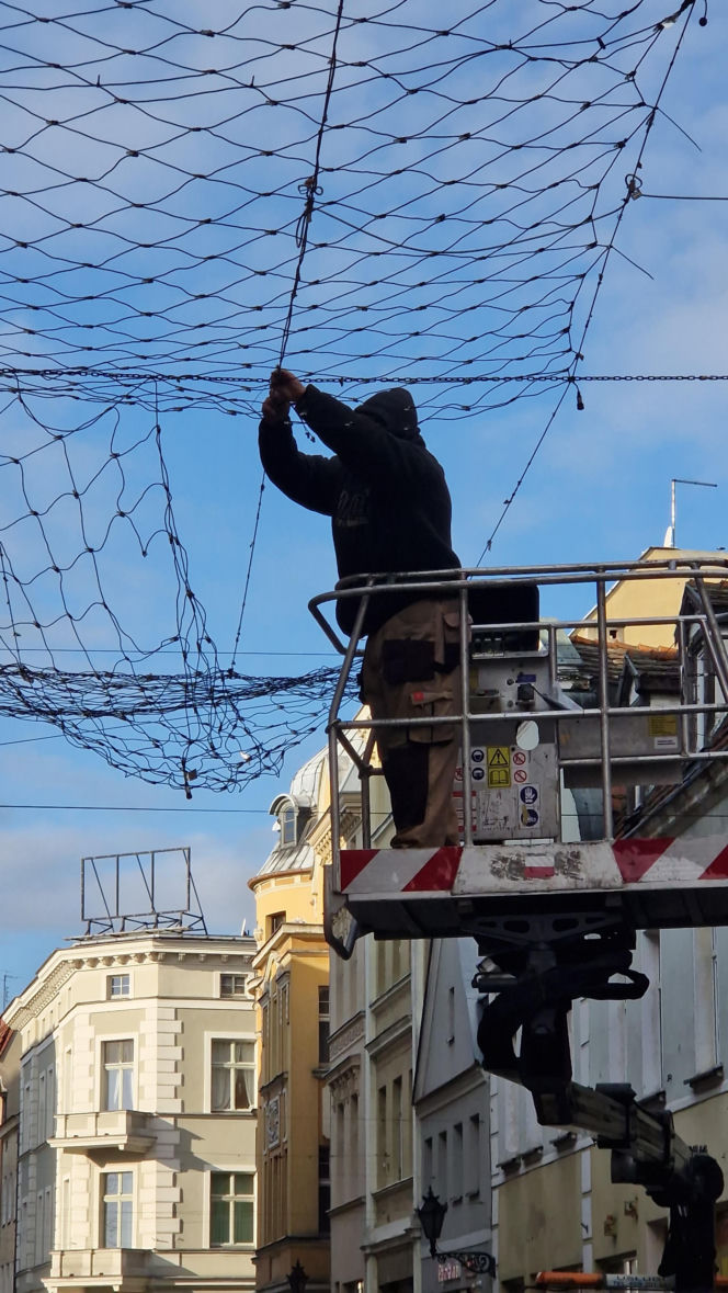 Montaż iluminacji świątecznych w Lesznie