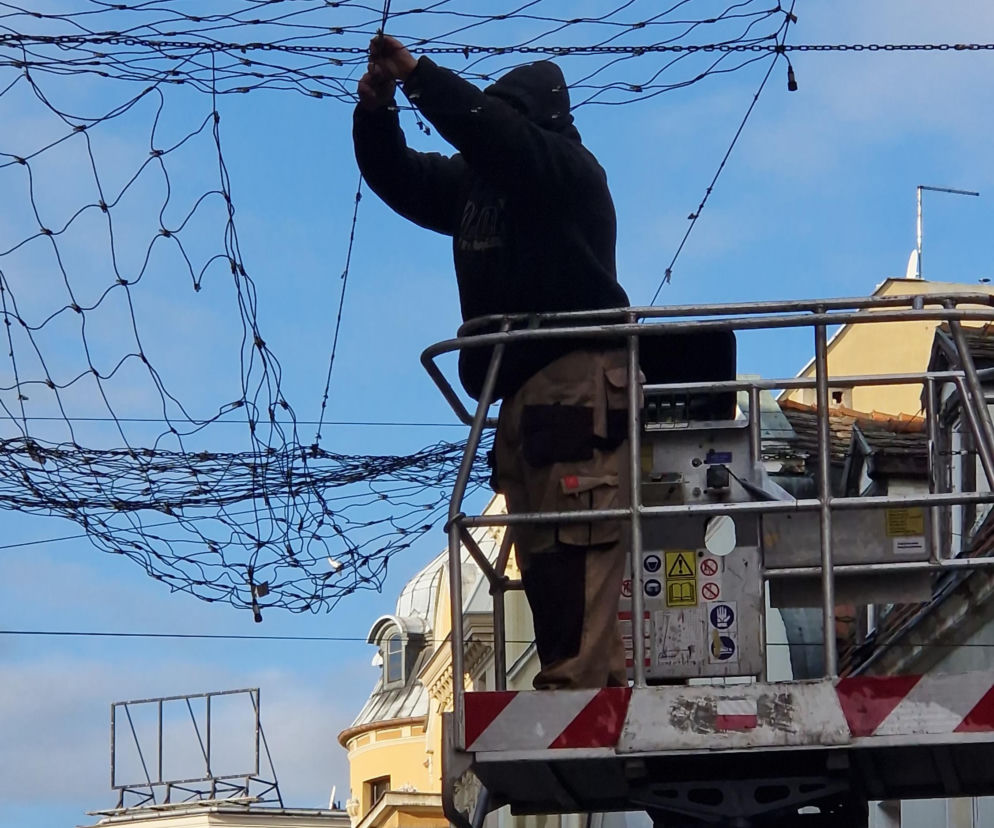 Nowe iluminacje 3D w Lesznie. Ruszył montaż świątecznych ozdób
