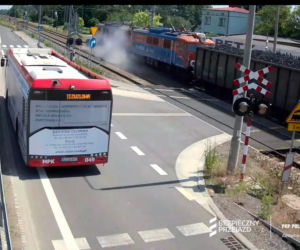 Auto wjechało pod pociąg