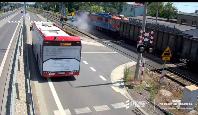 Auto wjechało pod pociąg