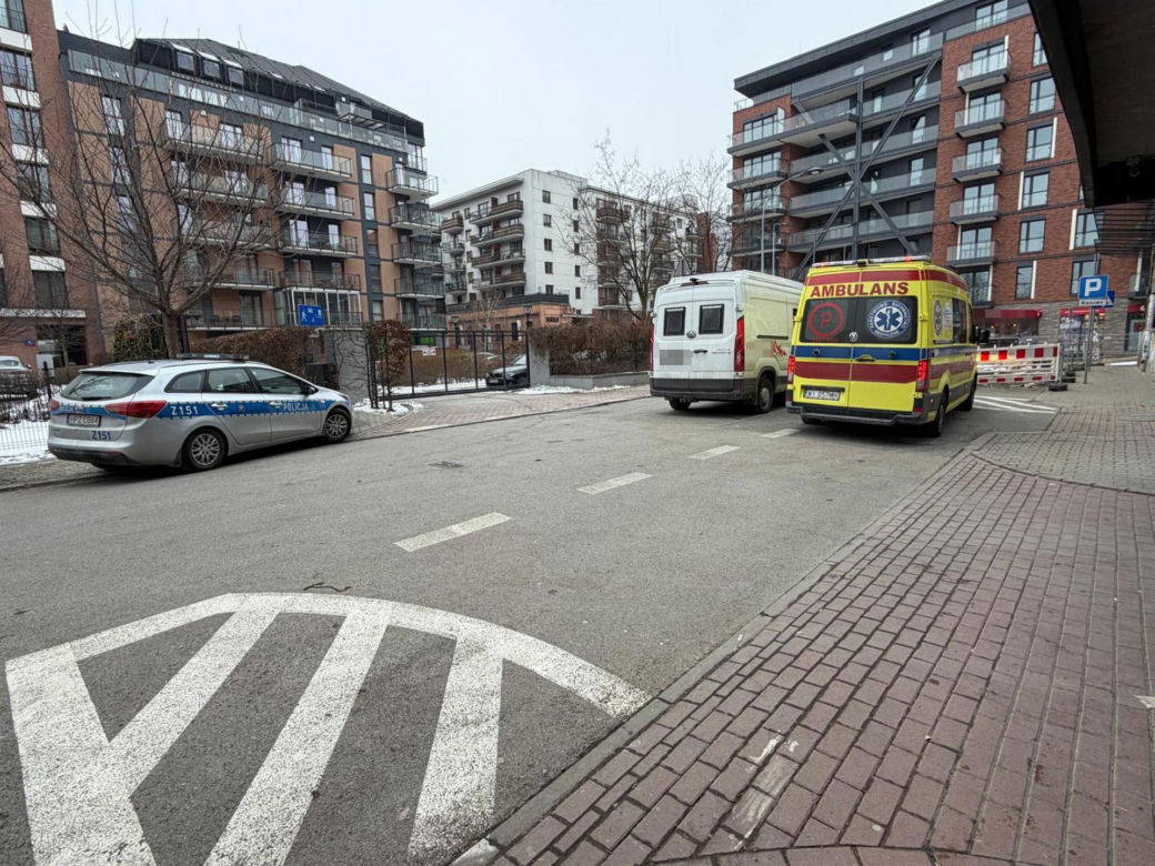 Na klatce schodowej znaleziono zwłoki mężczyzny. Tajemnicza śmierć w starej kamienicy