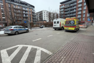 Na klatce schodowej znaleziono zwłoki mężczyzny. Tajemnicza śmierć w starej kamienicy