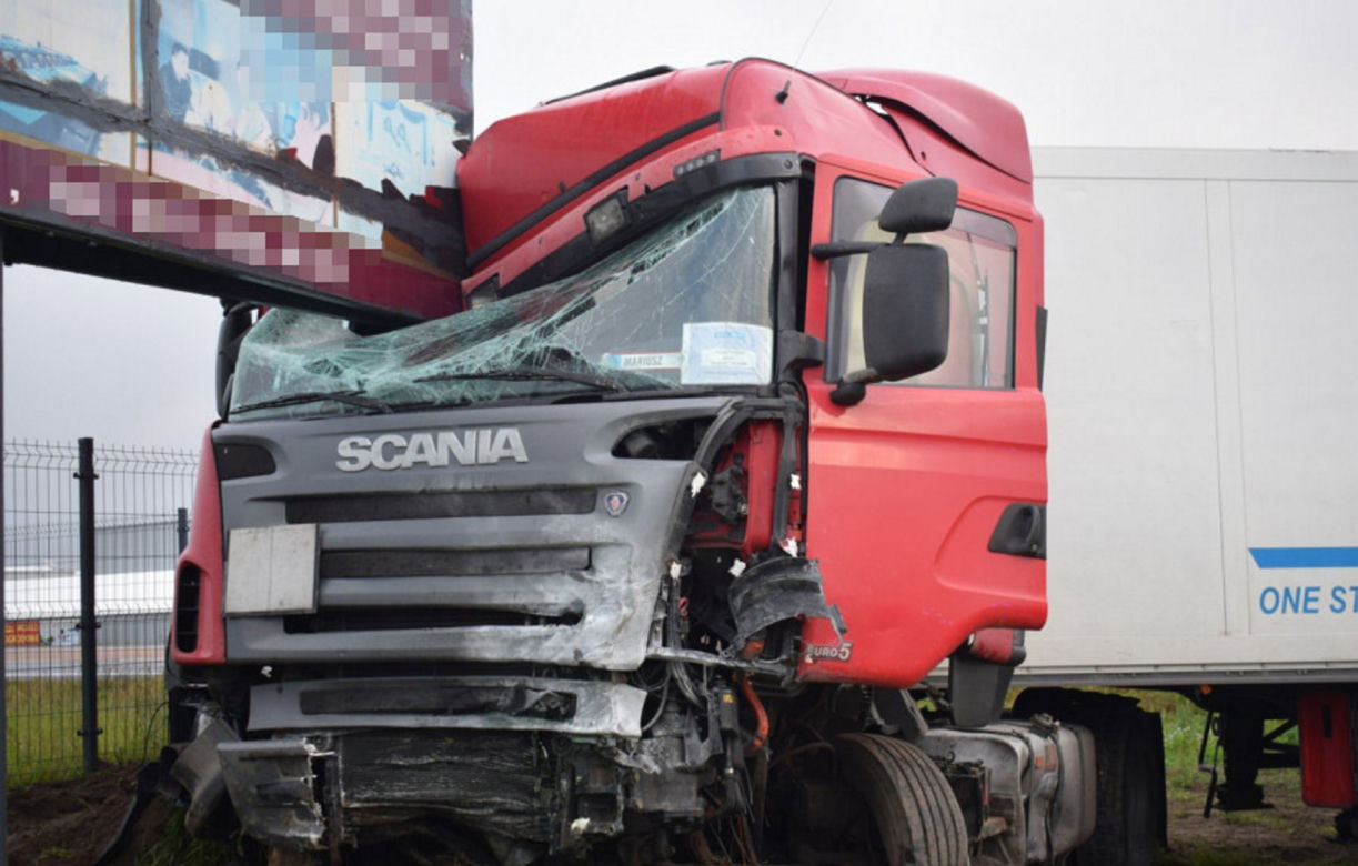 Tragiczny wypadek pod Środą Wielkopolską. Nie żyją dwie osoby po zderzeniu z ciężarówką