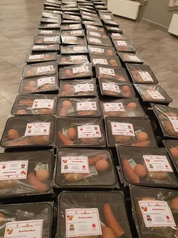 Wielkanoc. Caritas szykuje święconkę na wynos. Zobacz, co włożyli do środka