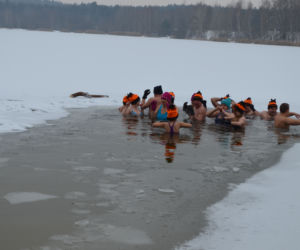 Morsowanie nasz nowy zimowy sport narodowy. Dziś na PIACHACH ponad setka morsów