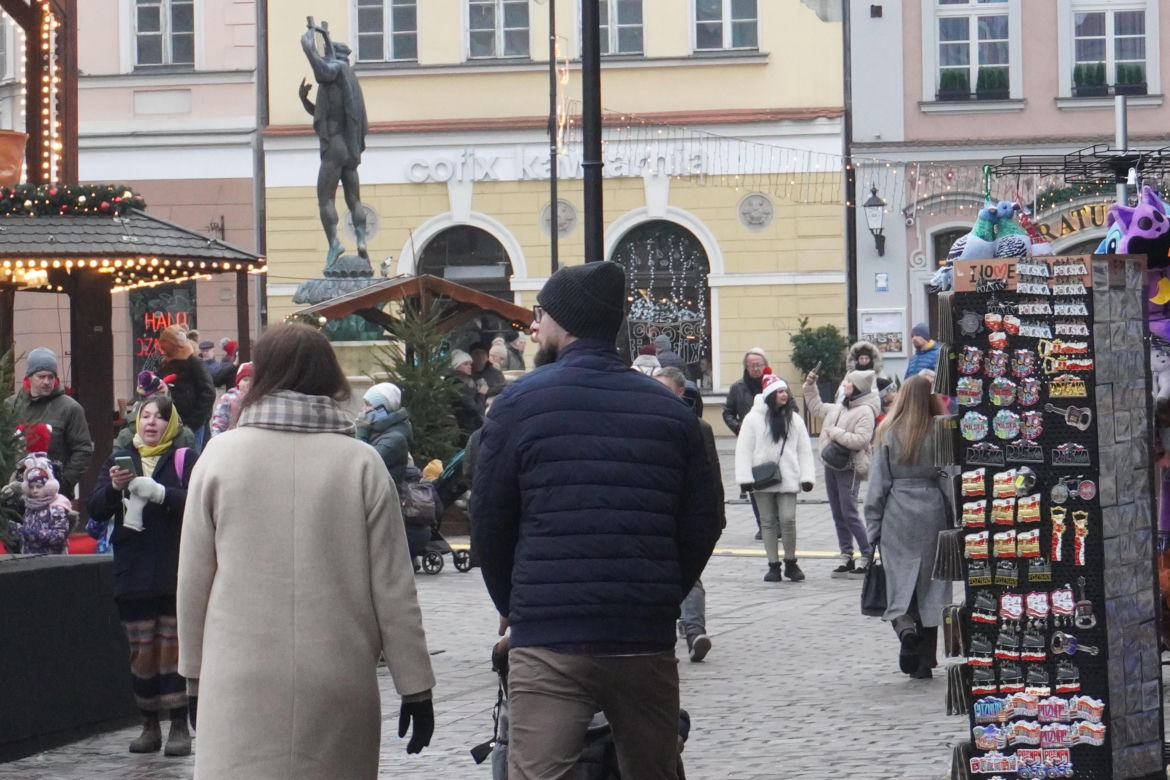 Tłumy ludzi na świątecznym spacerze na Starym Rynku w Poznaniu