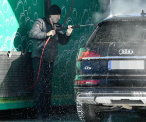 Robert Więckiewicz myje samochód