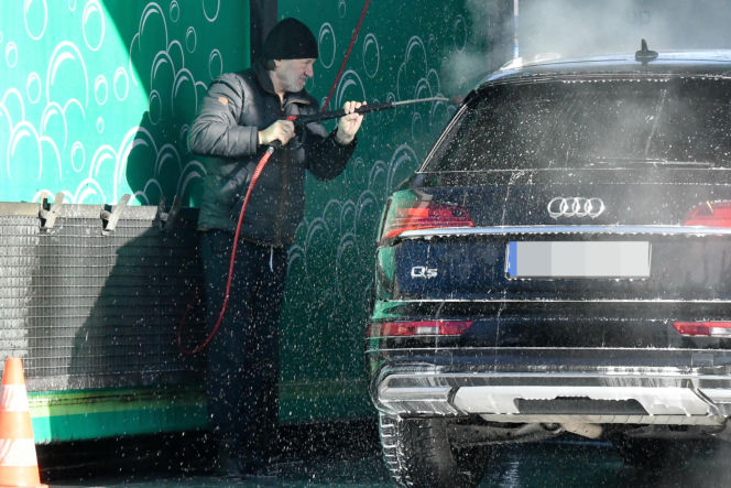 Robert Więckiewicz myje samochód