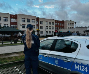 Radiowozy przed szkołami w Podlaskiem. Policja uspokaja rodziców i uczniów