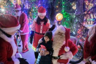 Mikołaje na rowerach wkręciły Łomżę w świąteczny klimat! ZDJĘCIA