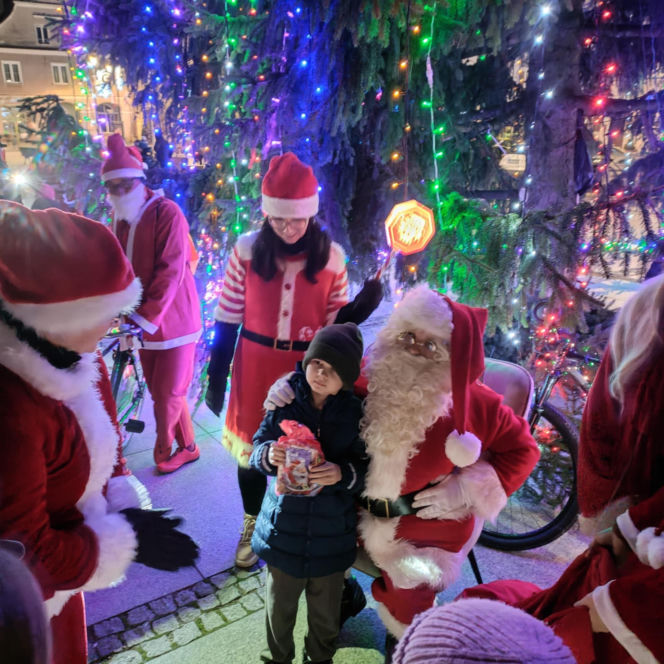Mikołaje na rowerach wkręciły Łomżę w świąteczny klimat!